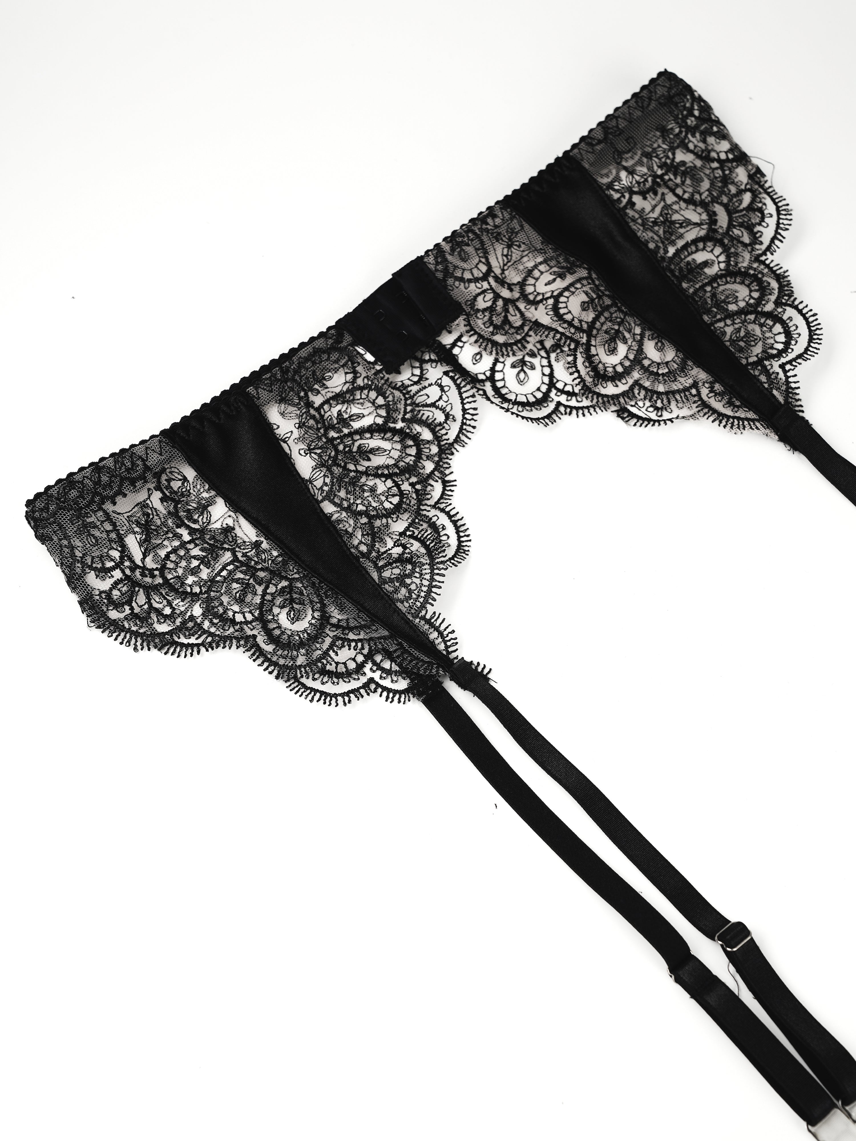 Liora Schwarzes Strumpfband-Set mit floralem Wellenmuster